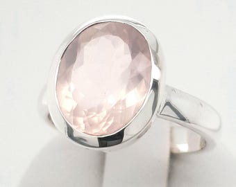 Puede incluir: Un anillo de plata con una gran piedra preciosa rosa de forma ovalada.