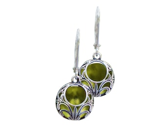 Pendientes vintage de encaje con cierre de palanca, hechos con botellas de vino verde oliva recicladas de principios del siglo XX.