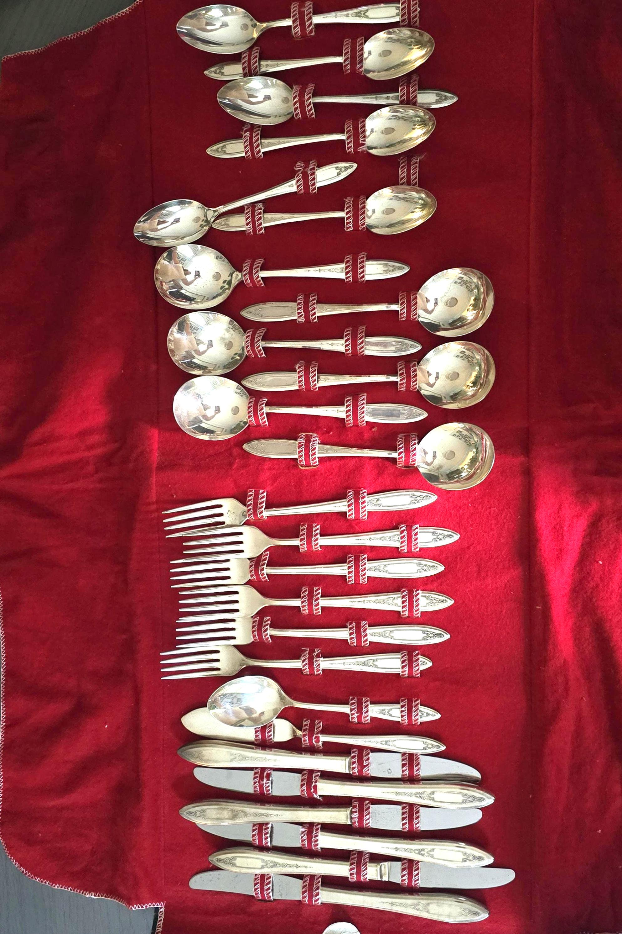 Wm A Rogers AA Heavy Oneida Ltd. 26 Pcs 