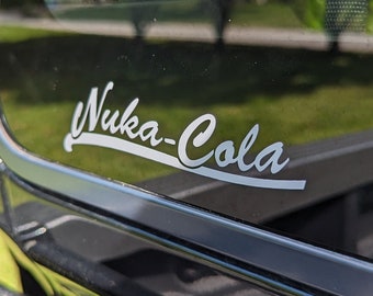 Nuka Cola Frisch Deine Ausrüstung auf! - 14cm Fallout Aufkleber (Weiß, Rot, Silber)