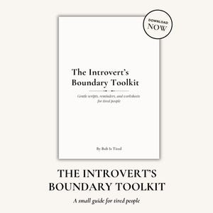 Può includere: Una copertina di libro bianca con il titolo "The Introvert's Boundary Toolkit" in grassetto, carattere serif. Sotto, il sottotitolo "Gentle scripts, reminders, and worksheets for tired people." Un piccolo cerchio con "DOWNLOAD NOW" è in alto a destra.