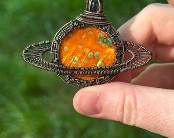 Pendentif planète en cuivre enveloppé de fil perlé unique