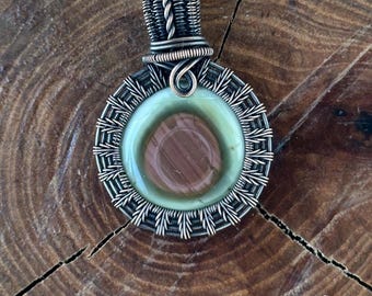Pendentif enveloppé de jaspe impérial dans du fil de cuivre