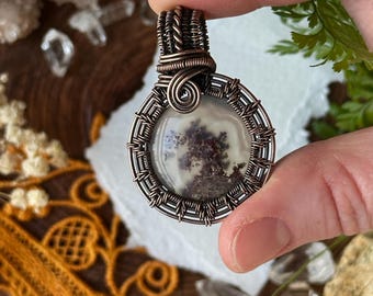 Pendentif pittoresque en cuivre torsadé d'agate mousse