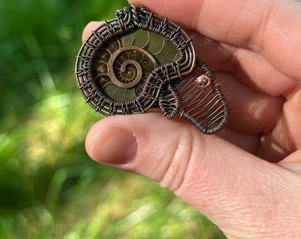 Pendentif en cuivre enroulé d'ammonite, Ram Design