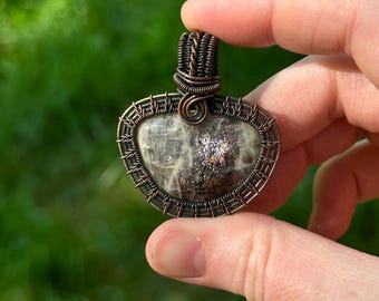 Pendentif pierre de lune en cuivre enroulé de fil de fer