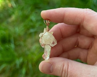 Pendentif fait main en fil de cuivre et quartz de l'Arkansas