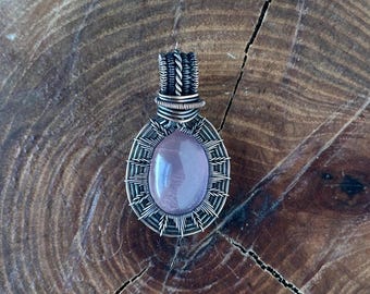 Pendentif enveloppé de quartz rose dans un fil de cuivre