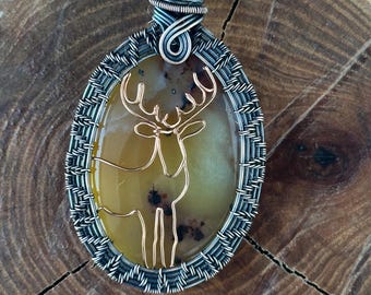 Pendentif cerf enveloppé d'agate dendritique dans du fil de cuivre
