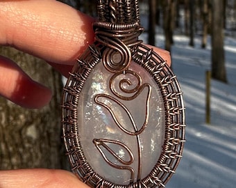 Pendentif fleur enroulée de quartz rose dans un fil de cuivre