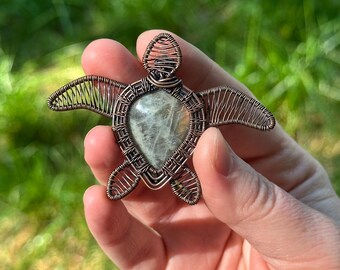 Pendentif tortue en cuivre enroulé de fil de labradorite