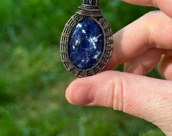 Pendentif en cuivre enroulé de fil de sodalite