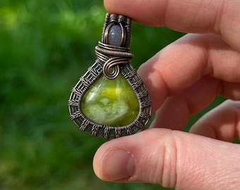 Pendentif en cuivre torsadé en fil de vésuvianite