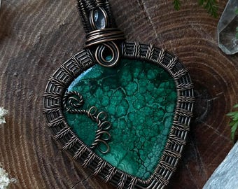 Pendentif enveloppé de fil de malachite