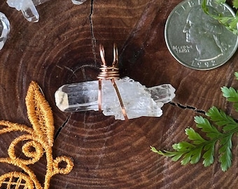 Pendentif unique en cristal de quartz de l'Arkansas dans un fil de cuivre