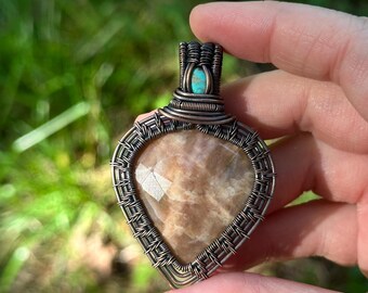 Pendentif en cuivre avec pierre de lune pêche