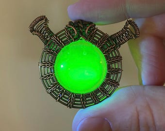 Cabochon en verre d'uranium et de laitier Fenton dans un collier avec pendentif enveloppé de fil de cuivre inspiré de Shrek