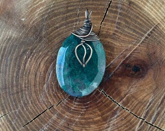 Pendentif enveloppé d'agate mousse dans un fil de cuivre