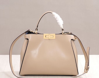 Eleganza senza tempo: borsa classica in pelle con colletto bianco chic per una dichiarazione di moda sofisticata. Vera Pelle, Borsa In Pelle Per Donna