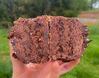 Receta de galleta brownie con trozos estilo gourmet y rellena gruesa. Galleta estilo Nueva York. Suelta la galleta. Galleta Brownie Rellena Gourmet.