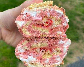 Recept voor dik gevulde, gastronomische, dikke aardbeien-shortcake-koekjes. Koekje in New Yorkse stijl. Gastronomisch gevuld koekje. Strawberry Shortcake.