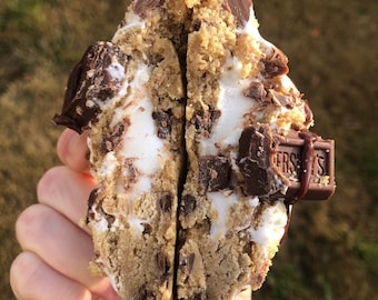 Rezept für riesige, dicke gefüllte S’mores-Kekse, gefüllte S’mores-Kekse nach New Yorker Art, dicke Gourmet-Kekse,