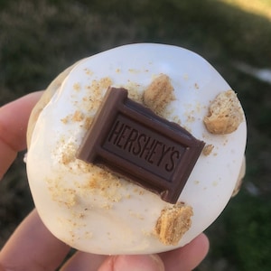 Rezept für riesige, dicke gefüllte Smores-Kekse, gefüllte Smores-Kekse nach New Yorker Art, dicke Gourmet-Kekse, Bild 2