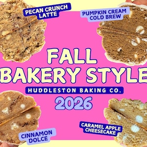 Puede incluir: Cuatro galletas partidas por la mitad sobre un fondo rosa brillante con el texto FALL BAKERY STYLE HUDDLESTON BAKING CO. 2026. Las etiquetas identifican los sabores como Pecan Crunch Latte, Pumpkin Cream Cold Brew, Cinnamon Dolce y Caramel Apple Cheesecake.