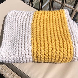 Hand Knit Daisy inspired Throw or Toddler Bed Blanket