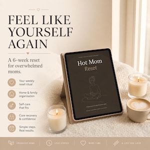 Peut inclure: Une tablette numérique affichant le texte Hot Mom Reset avec un dessin au trait d'une personne assise, entourée de deux bougies allumées et d'une tasse de café. L'écran présente aussi le texte Feel Like Yourself Again et des objectifs de reset.