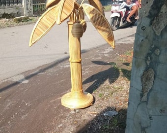 Lámpara de pie de palmera de bambú y ratán hecha a mano