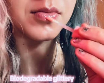Aufpolsternder, schimmernder holografischer Lipgloss mit biologisch abbaubarem Glitzer und mit den Vitaminen A & E
