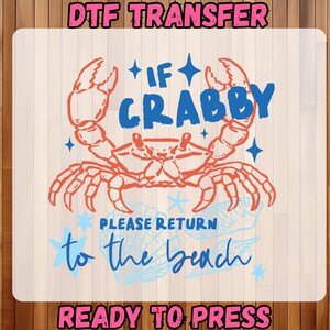 Puede incluir: Un dise&ntilde;o de transferencia DTF con una ilustraci&oacute;n de cangrejo en naranja y azul. El texto dice "If Crabby Please Return to the beach". El dise&ntilde;o incluye estrellas y acentos de conchas marinas, con las palabras "Ready to Press" en la parte inferior.