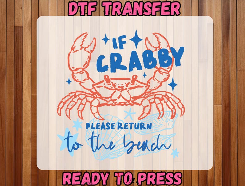 Puede incluir: Un dise&ntilde;o de transferencia DTF con una ilustraci&oacute;n de cangrejo en naranja y azul. El texto dice "If Crabby Please Return to the beach". El dise&ntilde;o incluye estrellas y acentos de conchas marinas, con las palabras "Ready to Press" en la parte inferior.