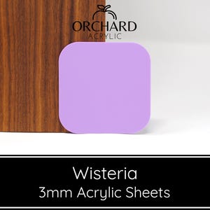 Peut inclure: Une feuille d'acrylique Wisteria de 3 mm d'épaisseur. La feuille est de couleur violet clair et est présentée sur un fond en bois. La feuille est fabriquée par Orchard Acrylic.