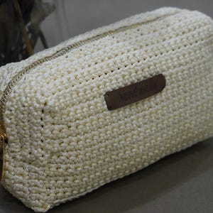 Customizable Crochet Pouch Design: Create a personalized makeup bag or pencil pouch with this granny square pattern. Includes downloadable PDF and video instructions.