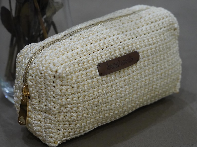Customizable Crochet Pouch Design: Create a personalized makeup bag or pencil pouch with this granny square pattern. Includes downloadable PDF and video instructions.