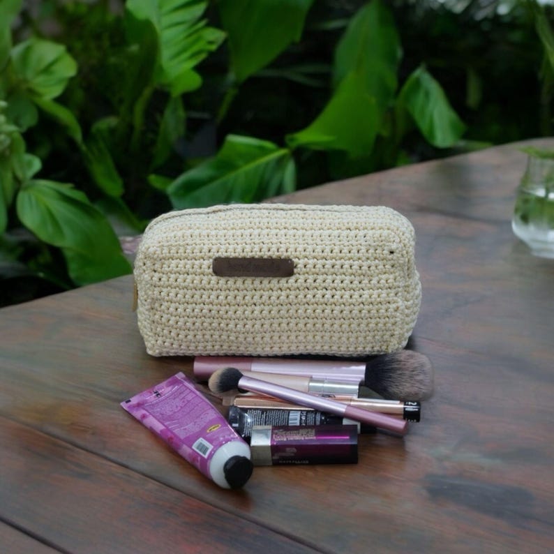 Square Bag Crochet Pattern: Make a stylish and practical bag with this crochet pattern. Ideal for makeup or other essentials. Comes with detailed PDF and video tutorials.