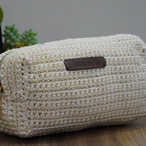 Square Bag Crochet Pattern: Make a stylish and practical bag with this crochet pattern. Ideal for makeup or other essentials. Comes with detailed PDF and video tutorials.