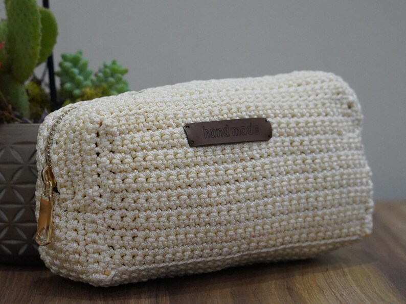 Square Bag Crochet Pattern: Make a stylish and practical bag with this crochet pattern. Ideal for makeup or other essentials. Comes with detailed PDF and video tutorials.