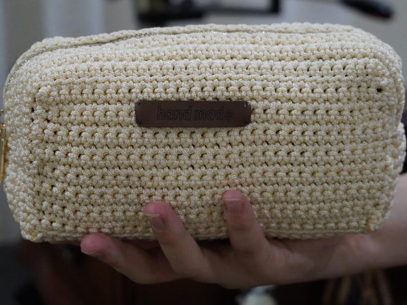 PDF Crochet Bag Tutorial: Easy digital crochet pattern to make a makeup pouch or cosmetic bag. Includes step-by-step PDF and video instructions in English.