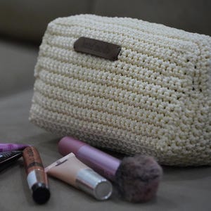 Granny Square Pouch Pattern: This versatile crochet pattern is perfect for creating a makeup bag, pencil pouch, or cosmetic case. Includes PDF and video tutorials in English.
