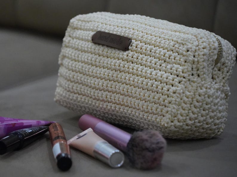 Granny Square Pouch Pattern: This versatile crochet pattern is perfect for creating a makeup bag, pencil pouch, or cosmetic case. Includes PDF and video tutorials in English.