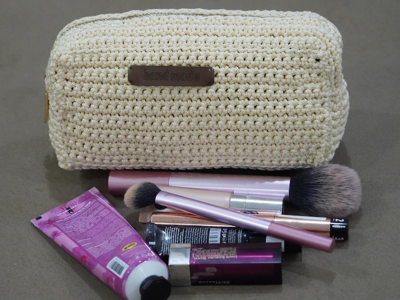 Crochet Makeup Bag Pattern: Create a stylish and functional makeup bag with this granny square crochet pattern. Includes downloadable PDF and video tutorials in English for all skill levels.