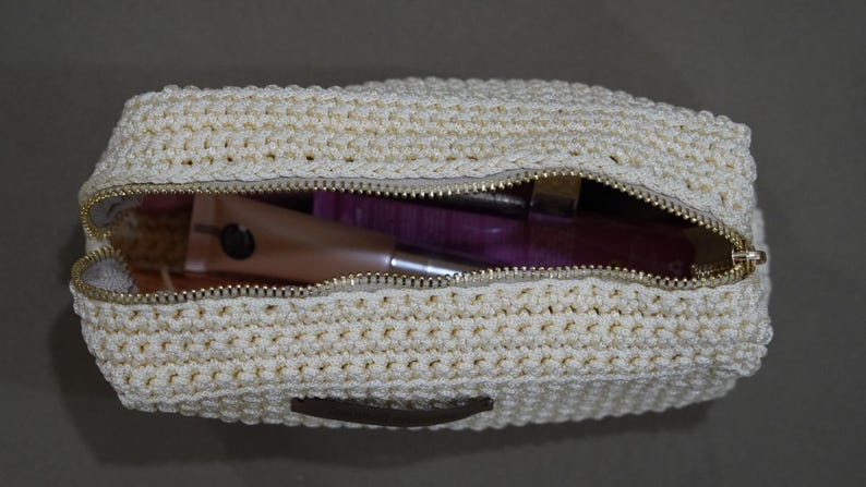 Digital Crochet Makeup Bag Tutorial: Make your own crochet makeup pouch with this granny square pattern. Comes with downloadable PDF and step-by-step video guidance.