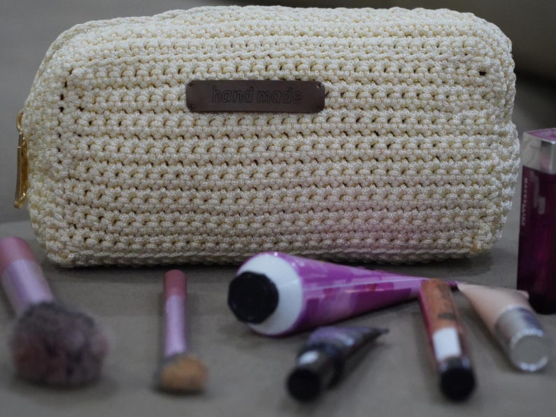 Cosmetic Bag Crochet Pattern: Design your own unique cosmetic bag with this easy-to-follow crochet pattern. Digital download with PDF and video instructions included.