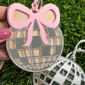 Coquette Disco Ball Acryl Ornament Weihnachten Coquette Theme Ornaments Disco Ball mit Bogen Weihnachtsschmuck Disco Ball Spiegel