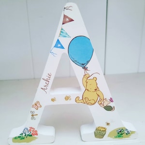 Letra de madera personalizada, hecha a mano, de pie, con el nombre de Winnie The Pooh. Estantería decorativa para dormitorio, regalo para bebé recién nacido.