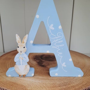 Lettera in legno personalizzata, nome della lettera in legno fatta a mano a forma di coniglietto indipendente. Nuovo regalo per neonato, decorazione per camera da letto Shelfie.