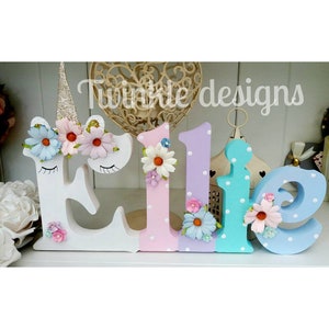 Estantería de madera personalizada con letras unidas y nombre de unicornio, regalo para ella, arcoíris pastel, inicial de unicornio floral. Decoración de dormitorio